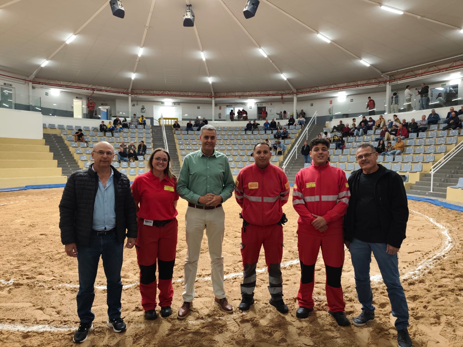 Francisco J. Aparicio junto al equipo de emergencias que cubre la lucha canaria